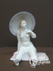 Скульптура "Девушка под зонтиком"